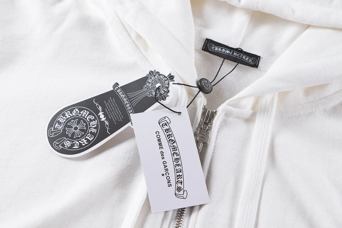 Q28—P230 -Chrome Hearts/Chrome Hearts printed zipper sweatshirt cardigan jacket -420 grams of high-density, high-quality wool, soft, delicate and skin-friendly, soft and silky to the touch, warm and skin-friendly -The hardware and zipper accessories are all customized with full details -Colour white -Size: S M L XL
